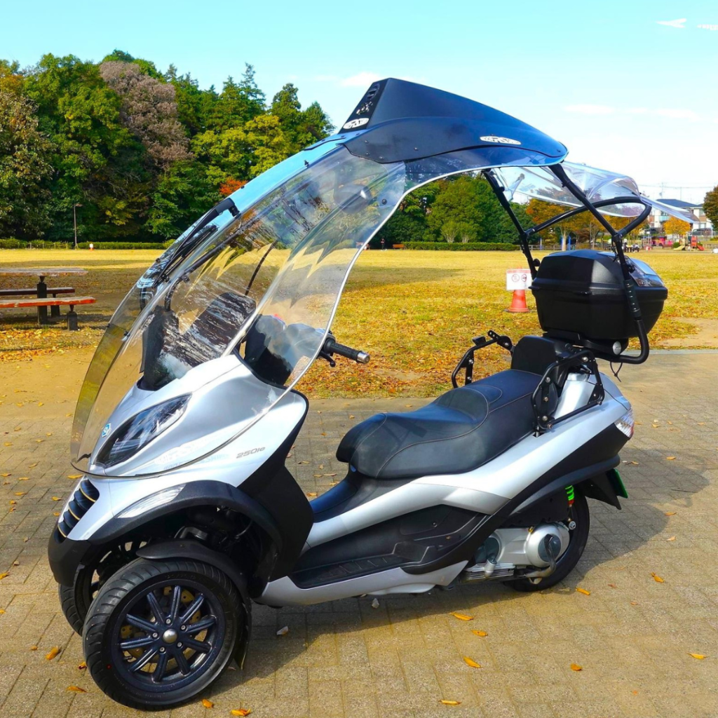 带 Piaggio MP3 的车顶防护罩