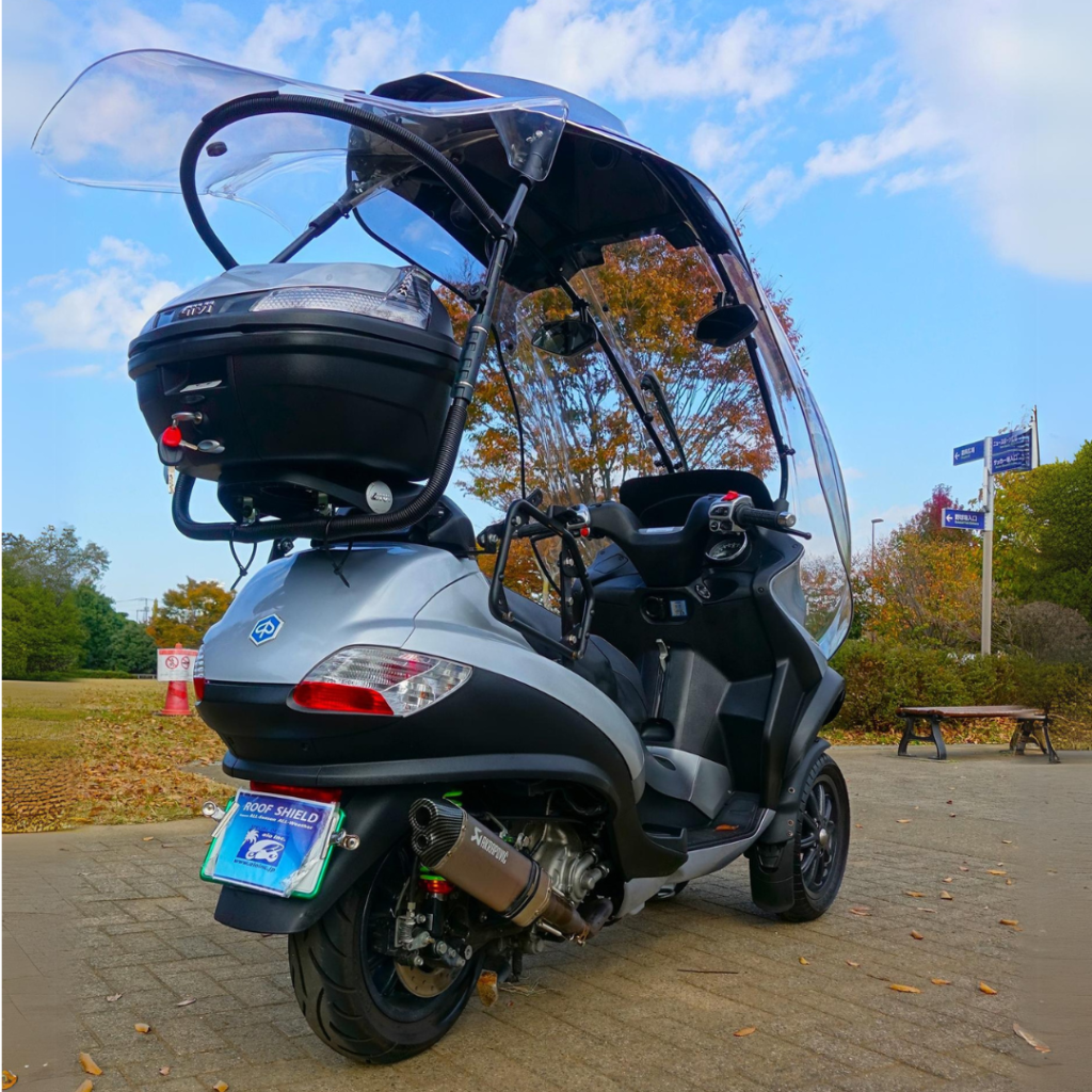 Dakschild met Piaggio MP3