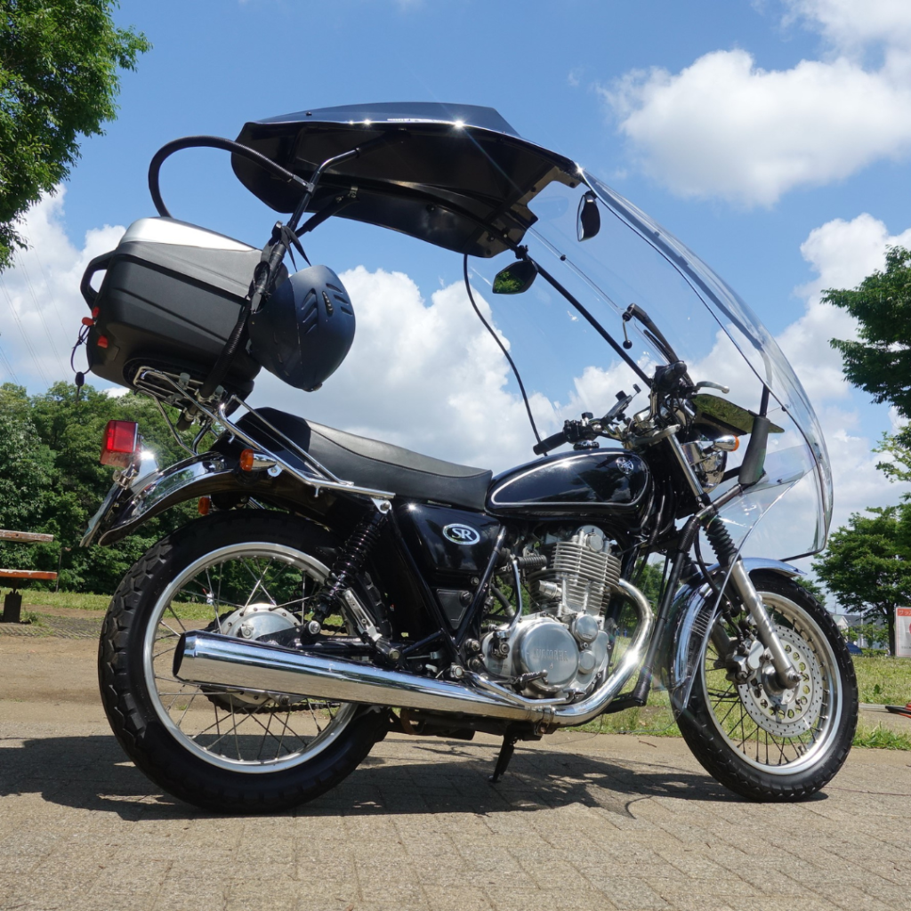 Dakschild met Yamaha SR 400