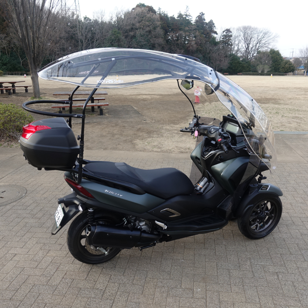 Dakschild met Yamaha Tricity 300