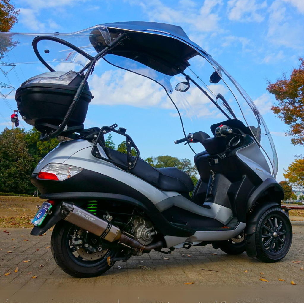 带 Piaggio MP3 的车顶防护罩