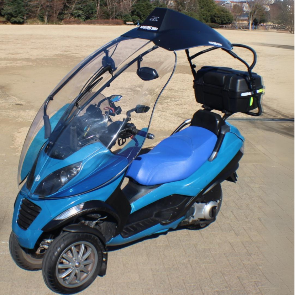 带 Piaggio MP3 的车顶防护罩