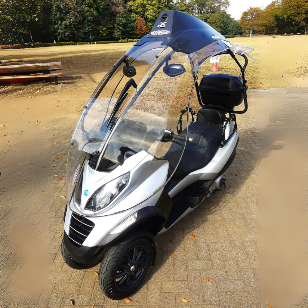 Dakschild met Piaggio MP3