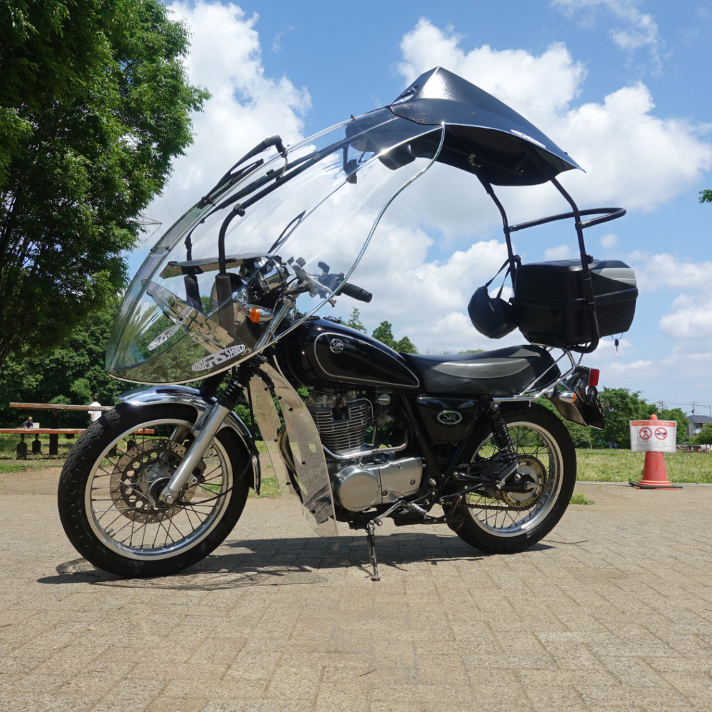 Dakschild met Yamaha SR 400