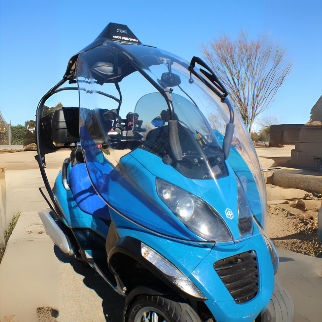 带 Piaggio MP3 的车顶防护罩