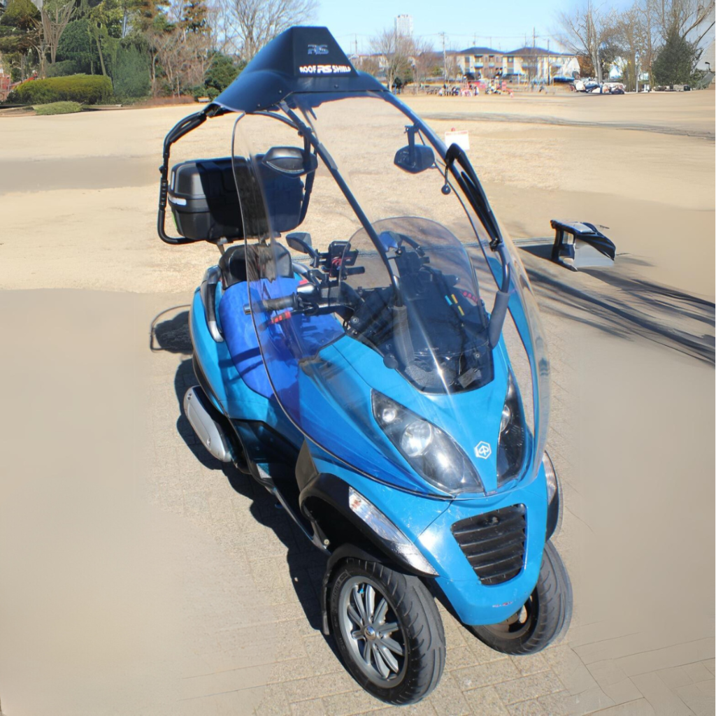 Dakschild met Piaggio MP3