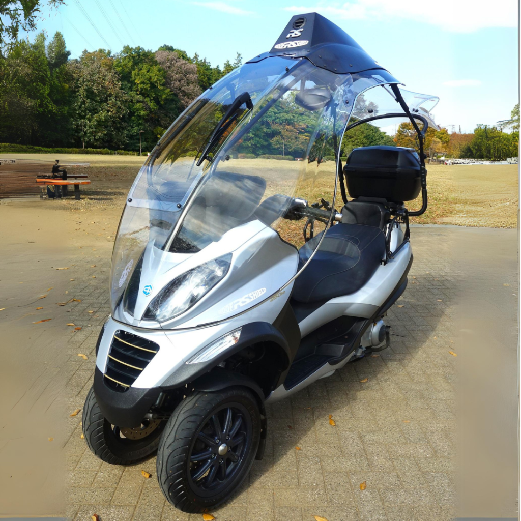 带 Piaggio MP3 的车顶防护罩