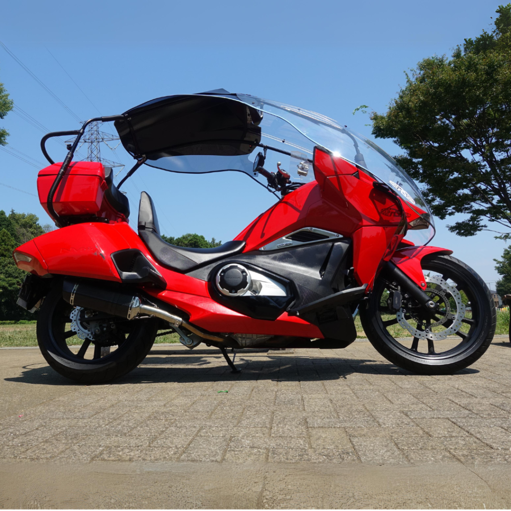 Dakschild met Honda NM4