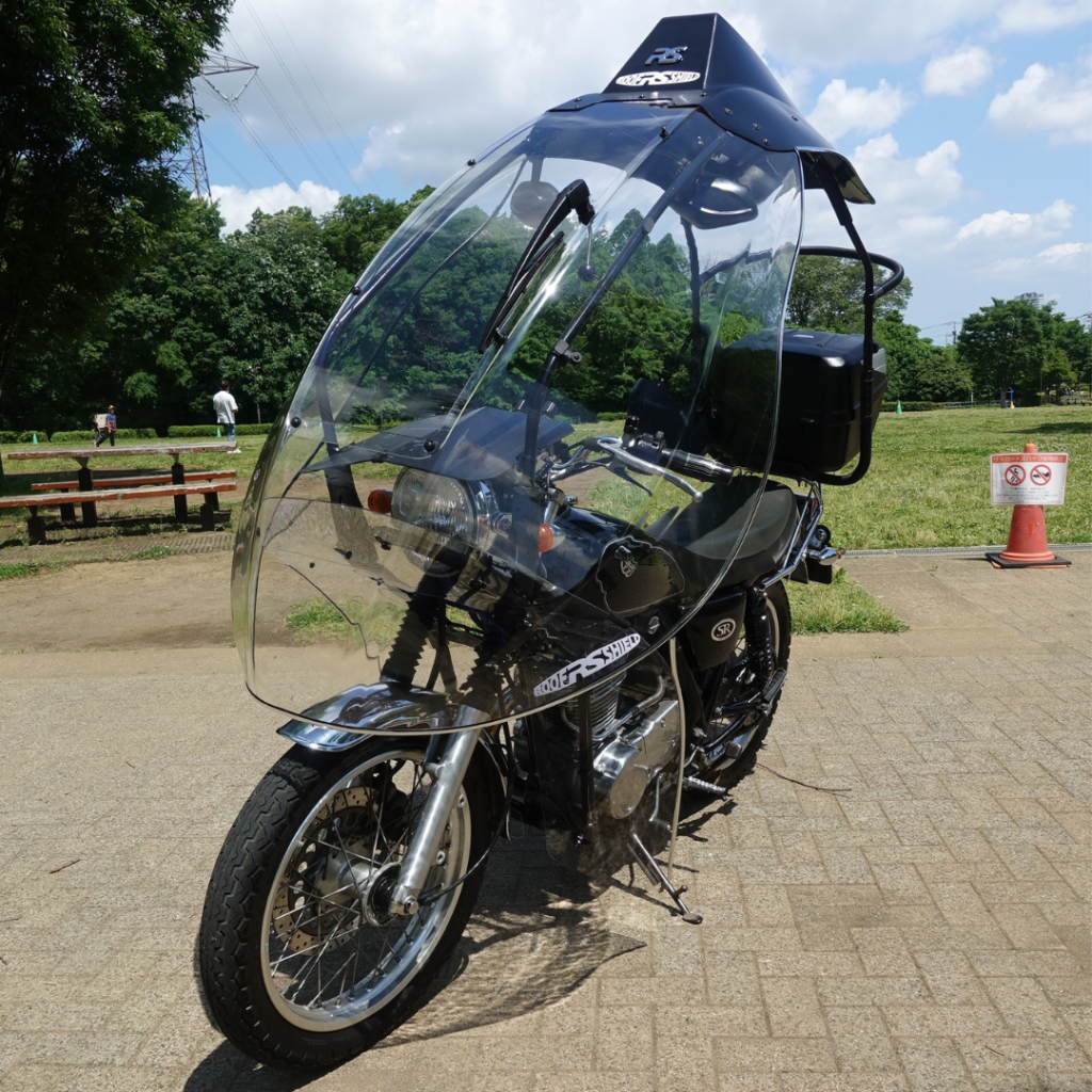 Dakschild met Yamaha SR 400