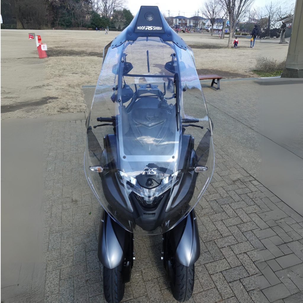 Dakschild met Yamaha Tricity 300