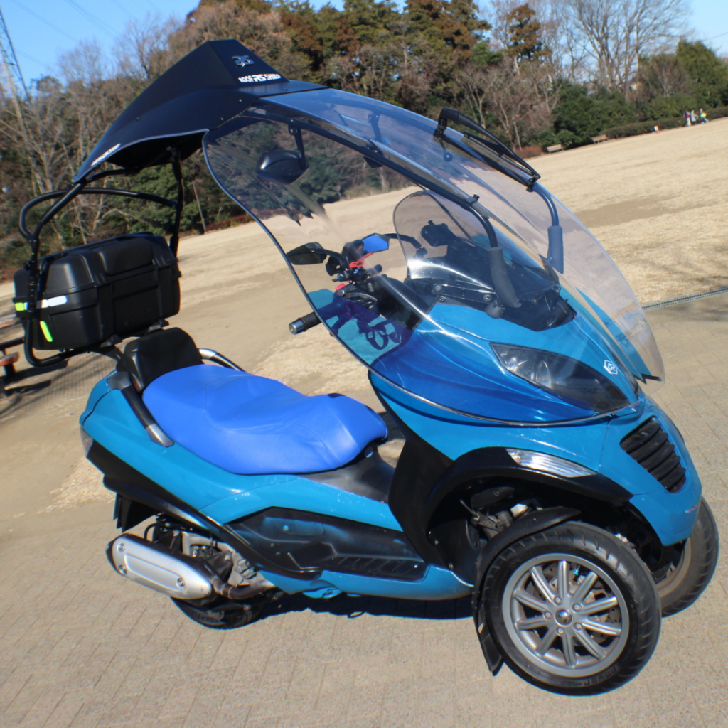 Dakschild met Piaggio MP3