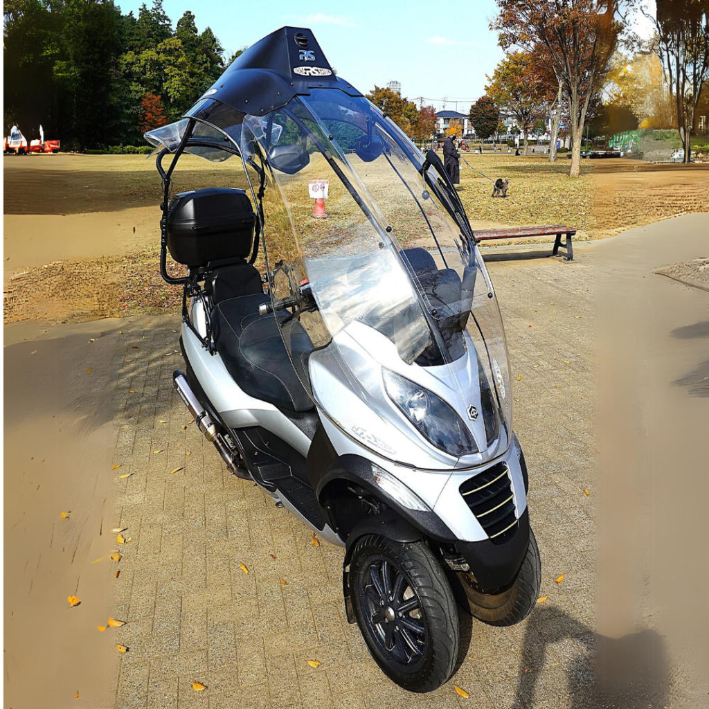 带 Piaggio MP3 的车顶防护罩