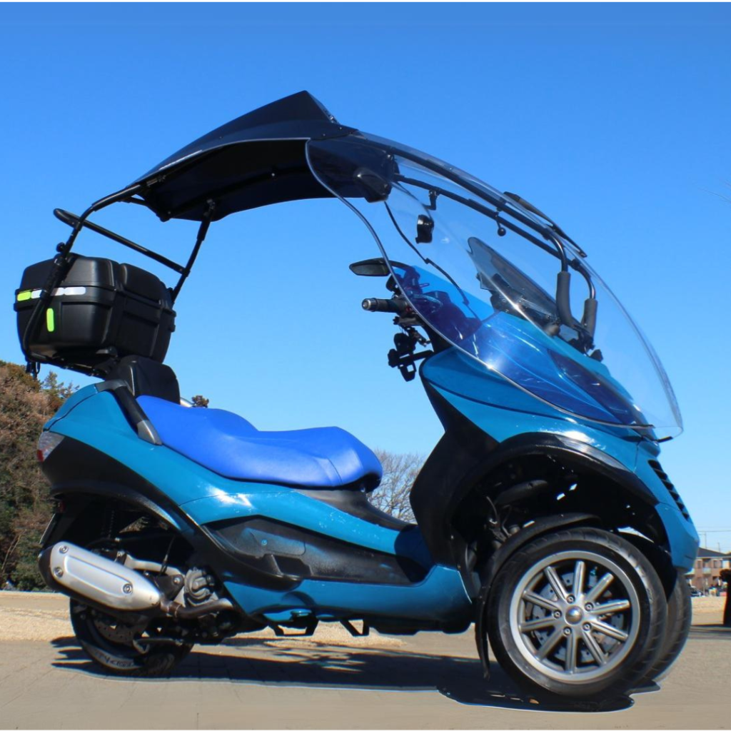 Dakschild met Piaggio MP3