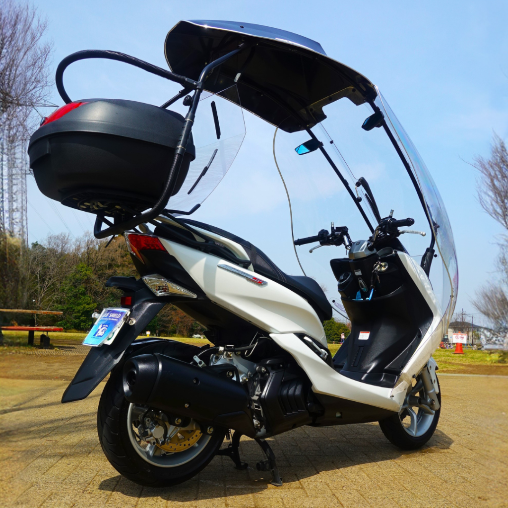 Bouclier de toit avec Yamaha Majesty S1