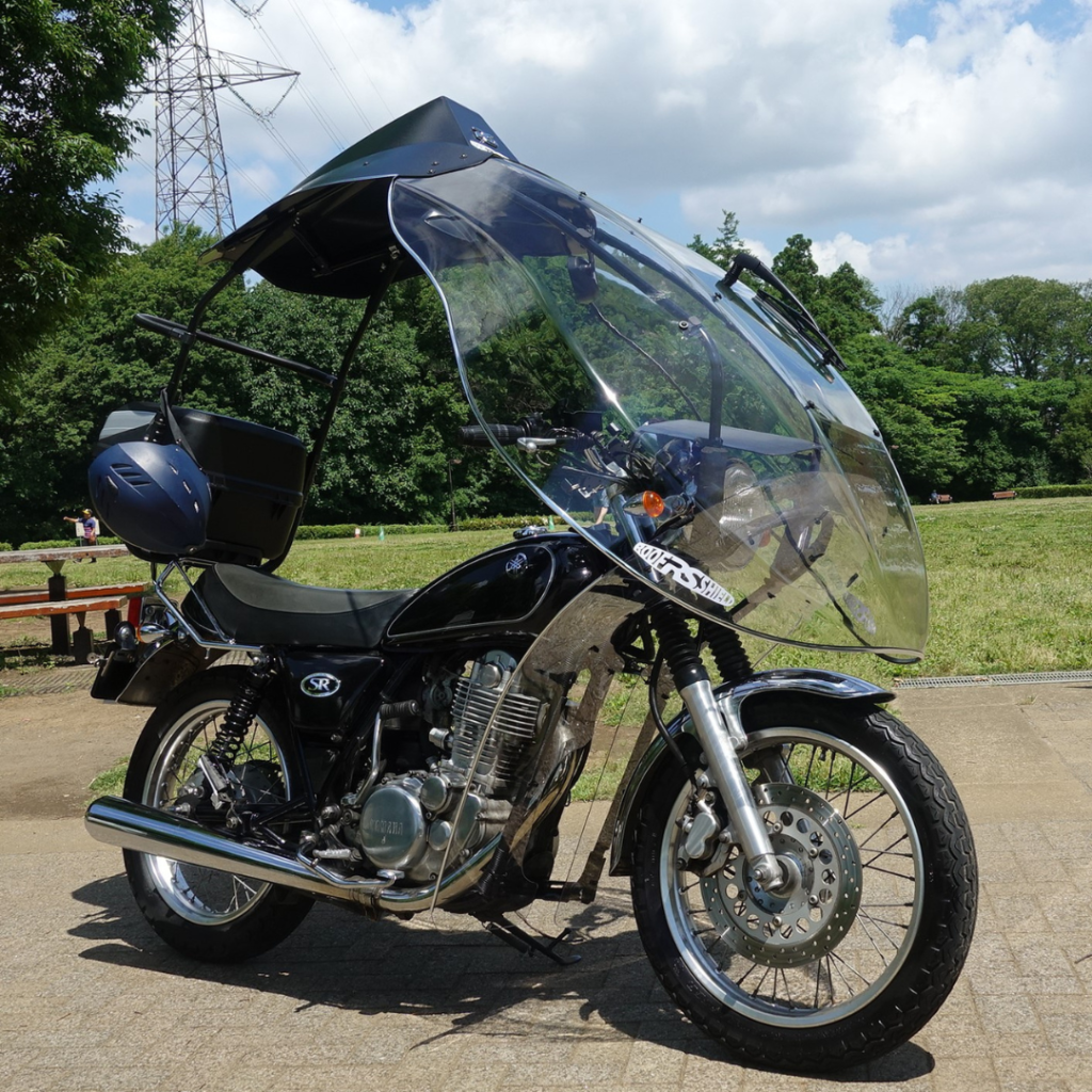 Dakschild met Yamaha SR 400