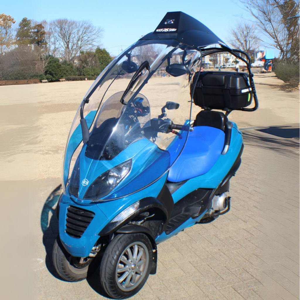 Dakschild met Piaggio MP3