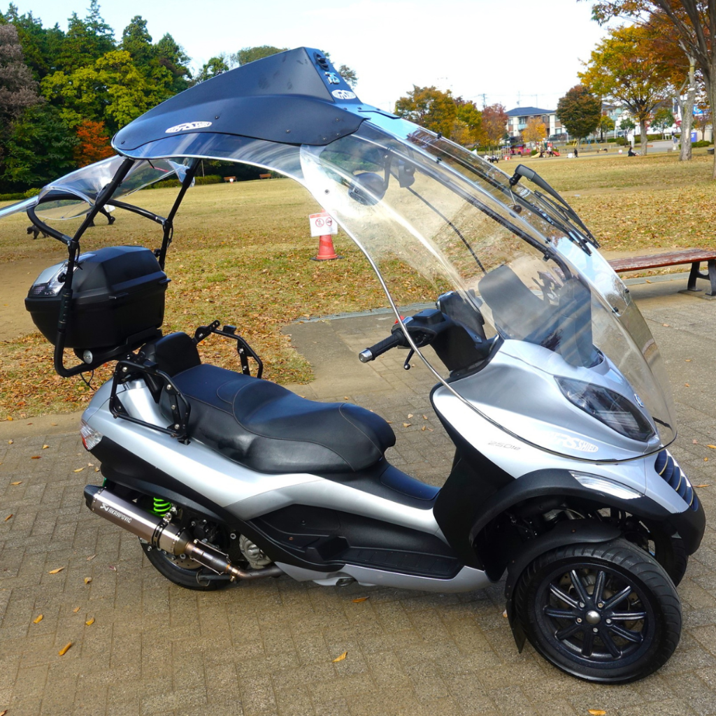 带 Piaggio MP3 的车顶防护罩