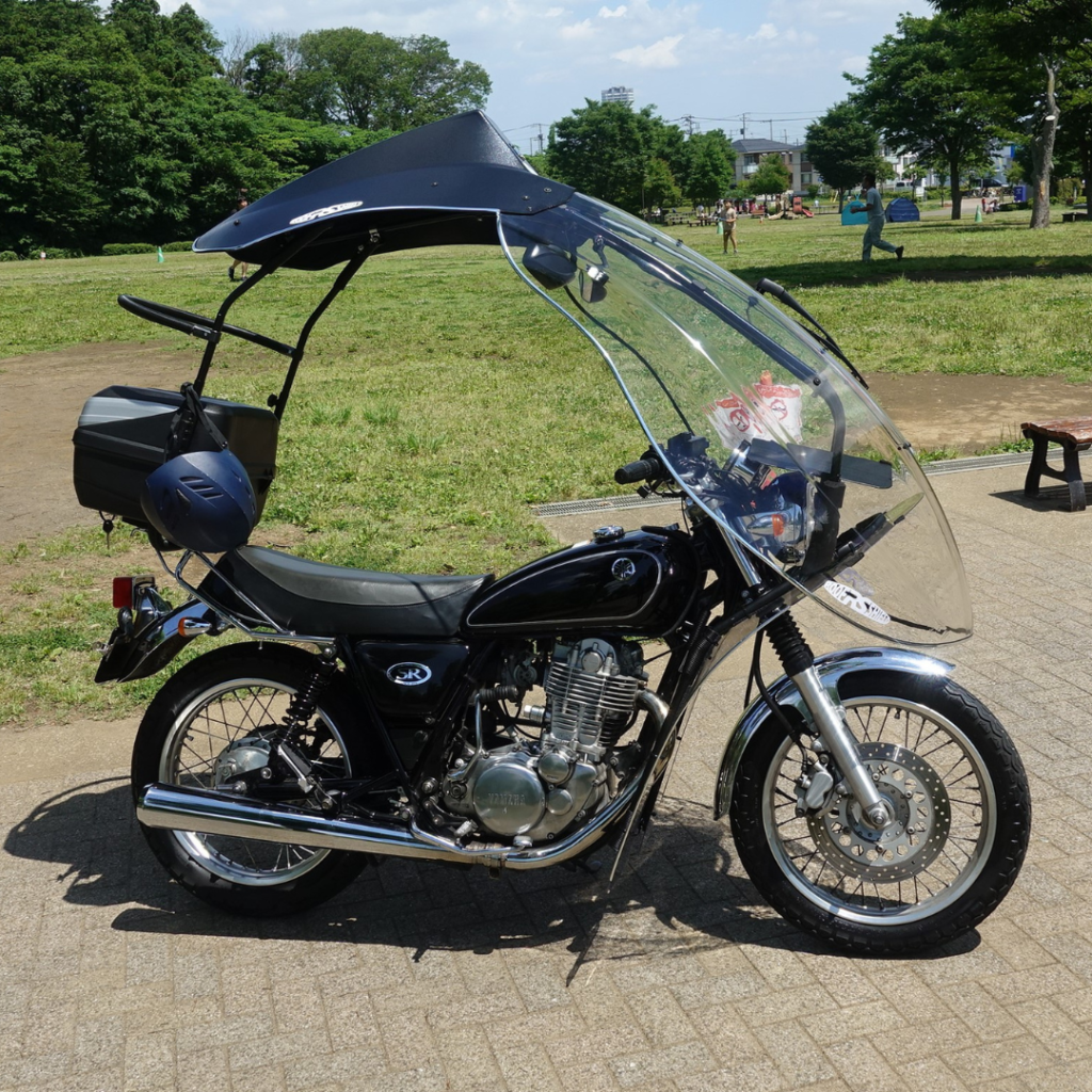 Dakschild met Yamaha SR 400