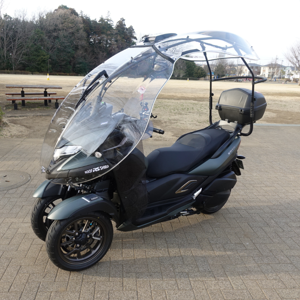 Dakschild met Yamaha Tricity 300