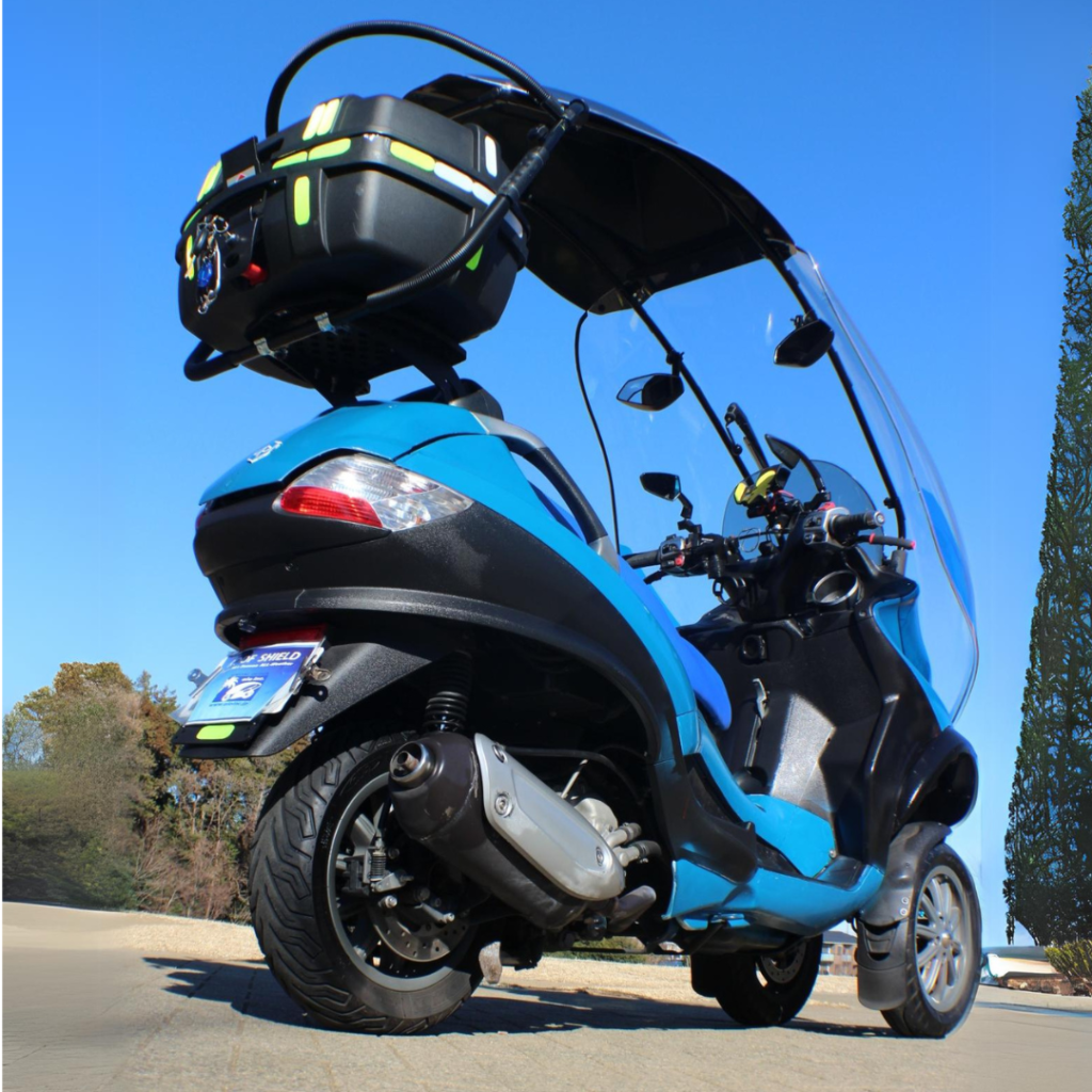 Dakschild met Piaggio MP3