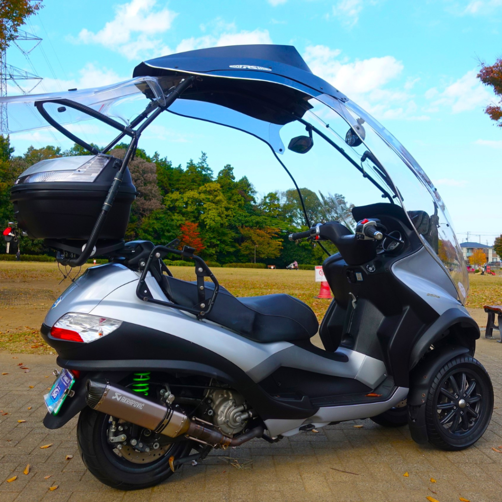 Dakschild met Piaggio MP3