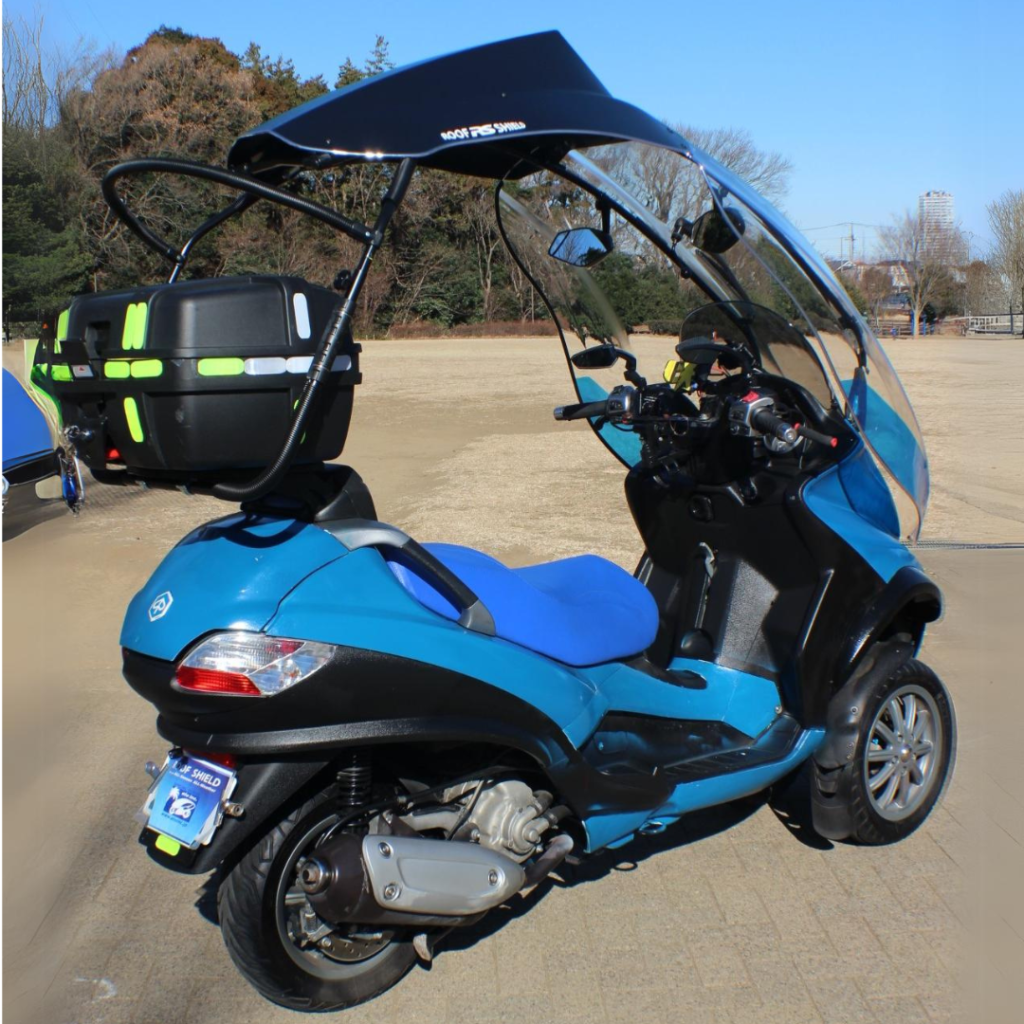 带 Piaggio MP3 的车顶防护罩