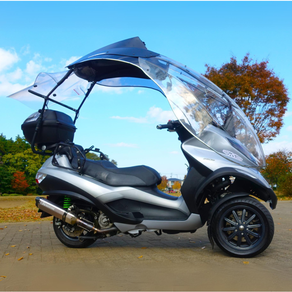 Dakschild met Piaggio MP3