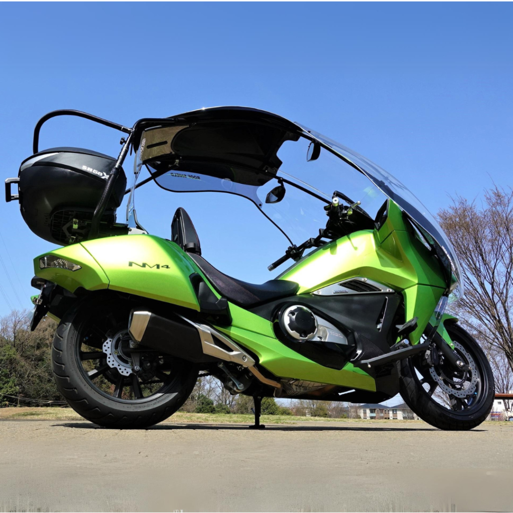 Dakschild met Honda NM4