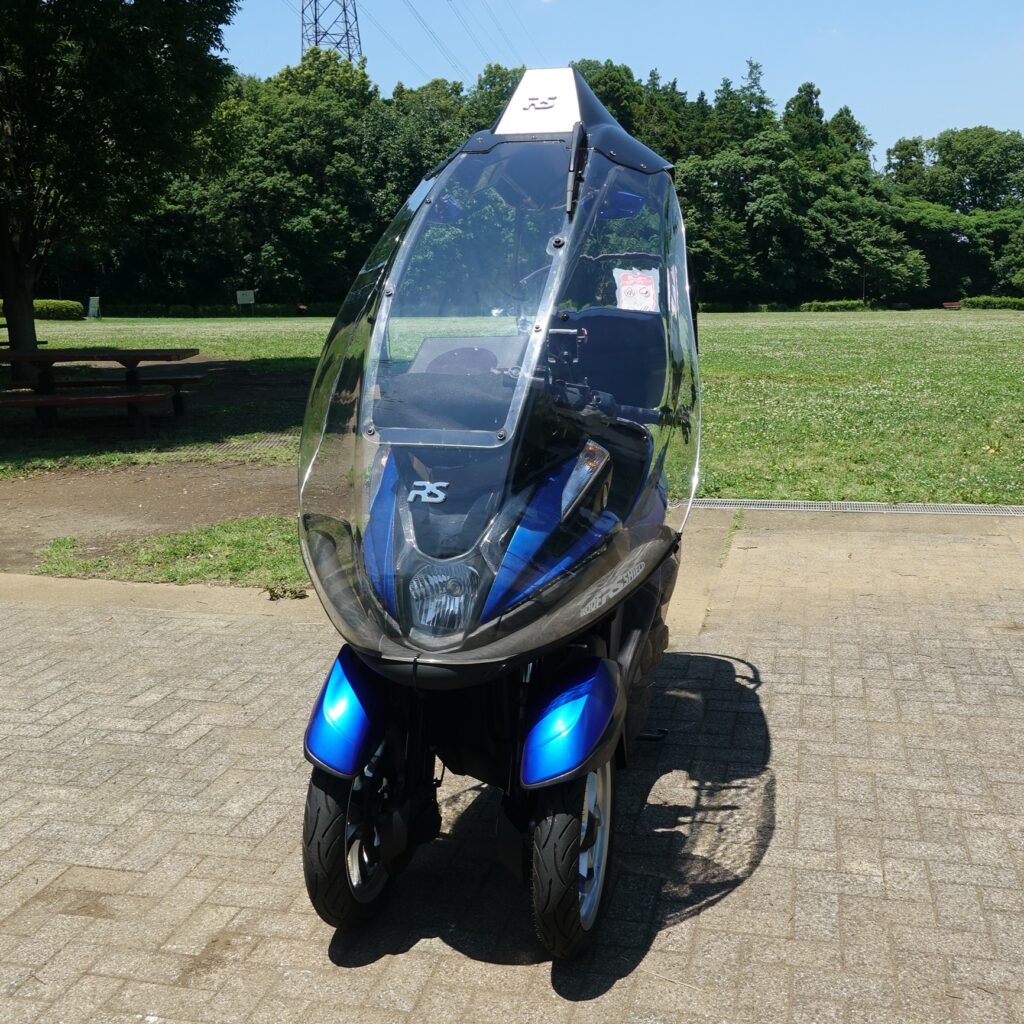 Scudo per il tetto con Yahama Tricity in blu