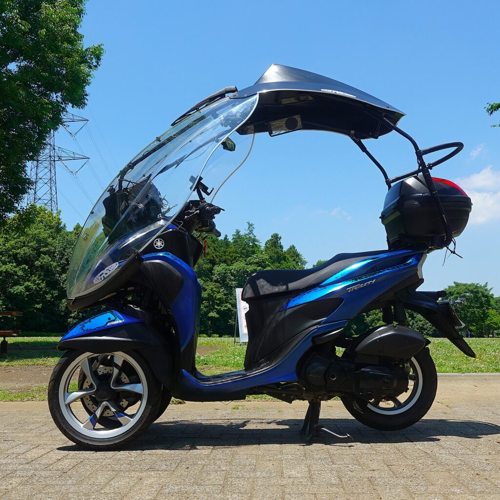 ชิลด์หลังคาพร้อม Yamaha Tricity สีฟ้า