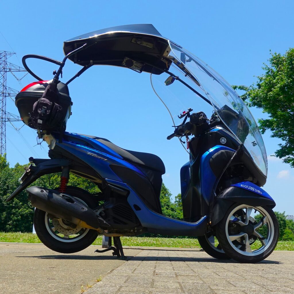 Écran de toit avec Yahama Tricity en bleu