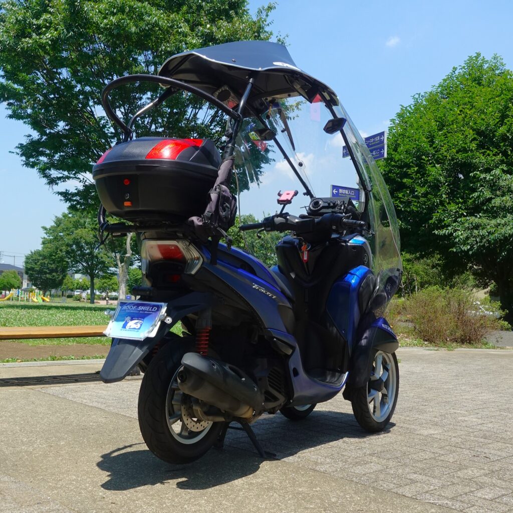 Écran de toit avec Yahama Tricity en bleu