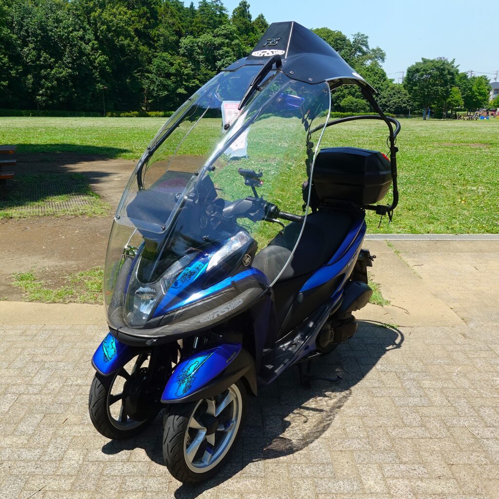 Scudo per il tetto con Yahama Tricity in blu